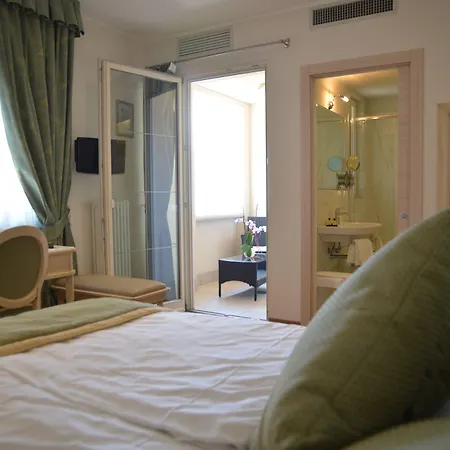 Front Hotel