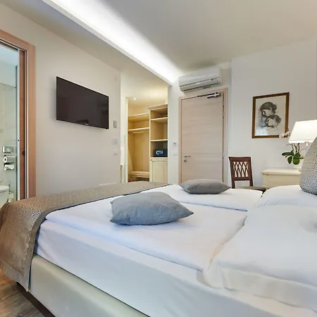 Front Hotel Brenzone sul Garda